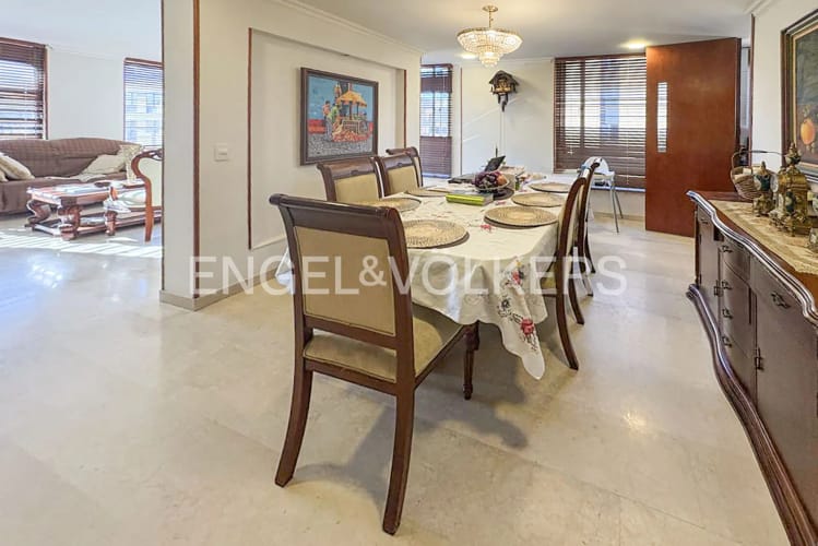 Apartamento de 3 alcobas en venta en La Carolina, Bogotá, 224 m² · foto 2 de 16