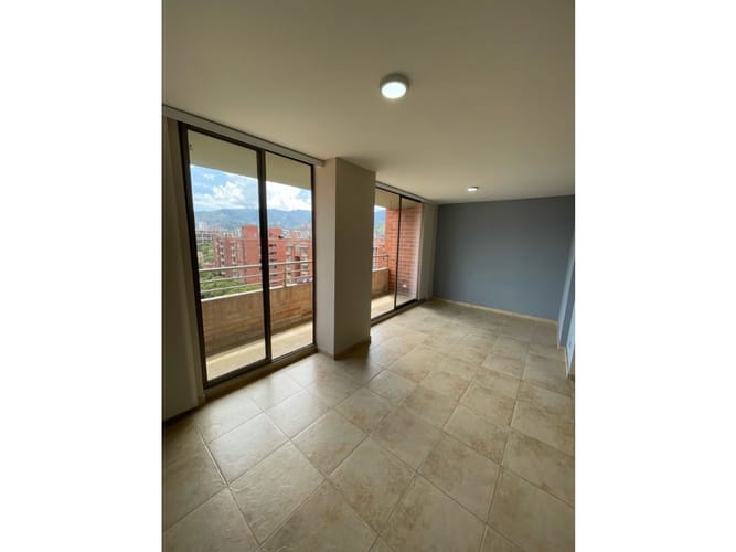 Apartamento de 3 alcobas en arriendo en La Castellana, Medellín, 100 m² · foto 2 de 24