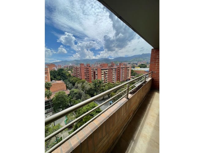 Apartamento de 3 alcobas en arriendo en La Castellana, Medellín, 100 m² · foto 3 de 24
