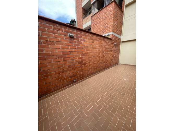 Apartamento de 3 alcobas en arriendo en La Castellana, Medellín, 100 m² · foto 23 de 24