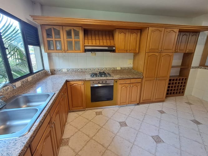Apartamento de 4 alcobas en arriendo en Las Lomas, Medellín, 350 m² · foto 8 de 24