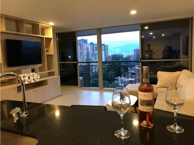 Apartamento de 1 alcoba en venta en Loma De Los Bernal, Medellín, 57 m² · foto 3 de 8