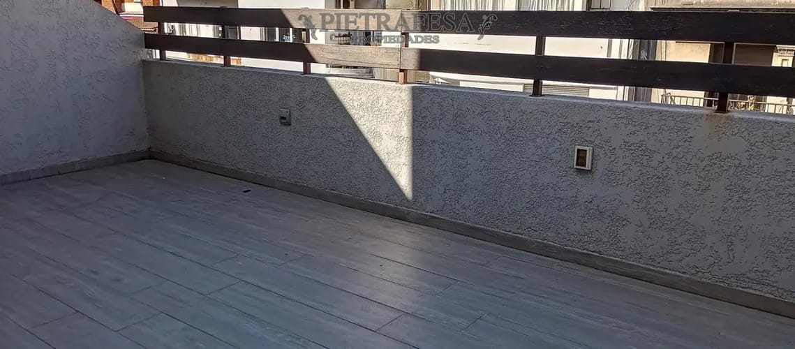 Apartamento en alquiler, 2 dormitorios, 1 baño, terraza, cochera. Centro. · Foto 3