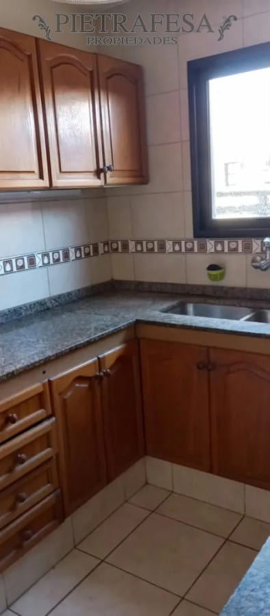 Apartamento en alquiler, 2 dormitorios, 1 baño, terraza, cochera. Centro. · Foto 6