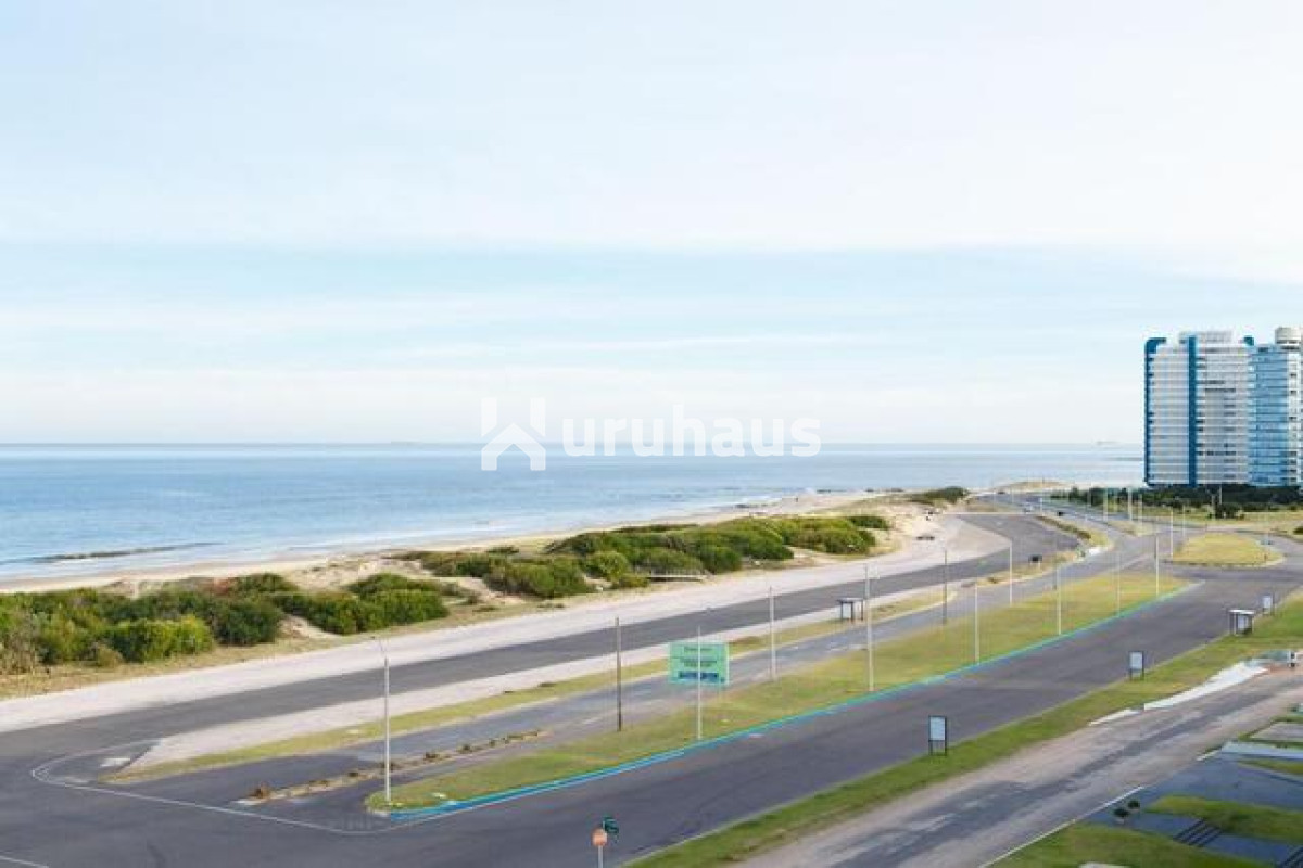 Apartamento en venta, de 3 dormitorios, en playa brava, frente al mar!