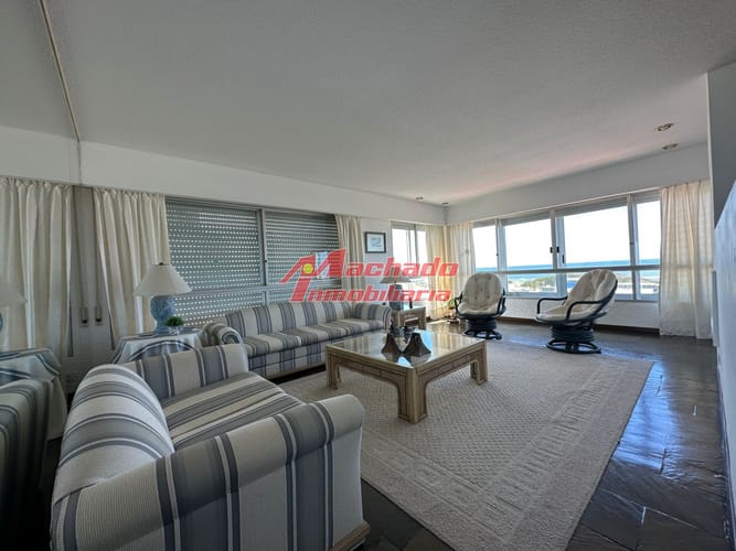Apartamento de dos dormitorios en venta y alquiler  frente a playa brava