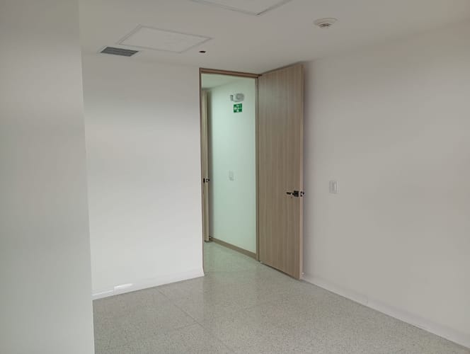 Consultorio en arriendo en El Poblado, Medellín, 35 m² · foto 7 de 8