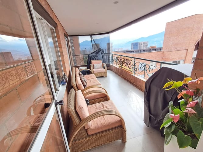 Apartamento de 4 alcobas en arriendo en Los Balsos, Medellín, 207 m² · foto 2 de 24