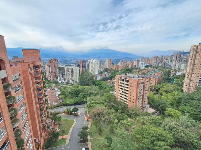 Apartamento de 4 alcobas en arriendo en Los Balsos, Medellín, 207 m² · foto 4 de 24