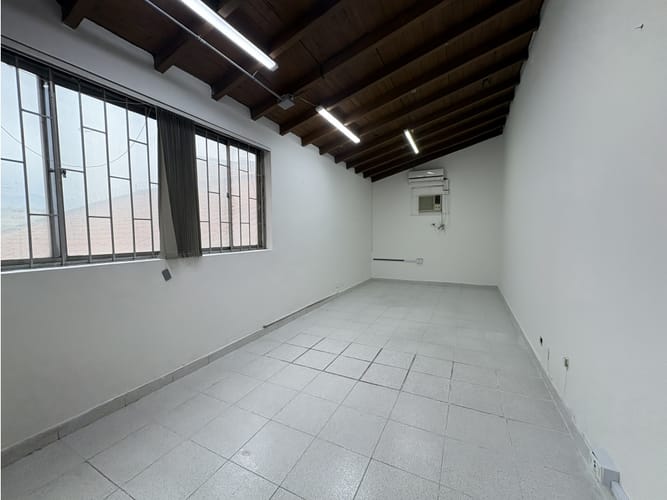 Oficina en arriendo en El Poblado, Medellín, 130 m² · foto 5 de 12