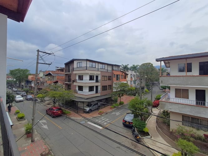 Casa de 5 alcobas en arriendo en La Gloria, Medellín, 95 m² · foto 6 de 10