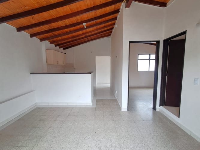 Casa de 5 alcobas en arriendo en La Gloria, Medellín, 95 m² · foto 7 de 10