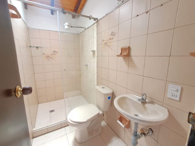 Casa de 5 alcobas en arriendo en La Gloria, Medellín, 95 m² · foto 8 de 10