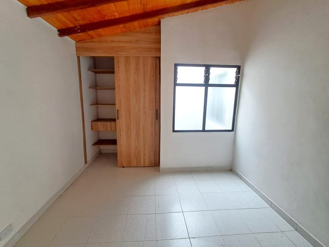 Casa de 5 alcobas en arriendo en La Gloria, Medellín, 95 m² · foto 9 de 10
