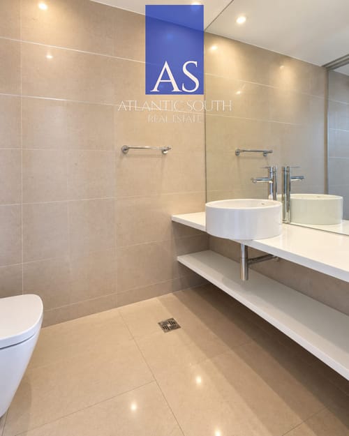 Dormitorio en suite, cocina equipada y garaje. · Photo 5