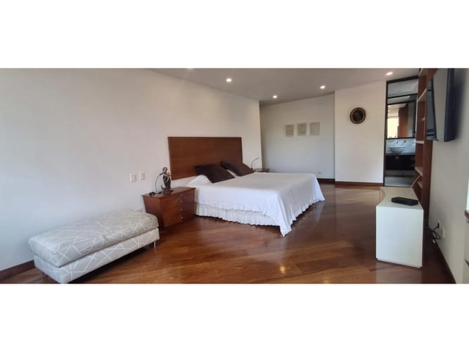 Apartaestudio en venta en La Cabrera, Bogotá, 260 m² · foto 2 de 18