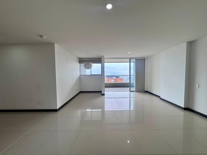 Apartamento de 3 alcobas en arriendo en Loma Del Escobero, Envigado, 115 m² · foto 3 de 18