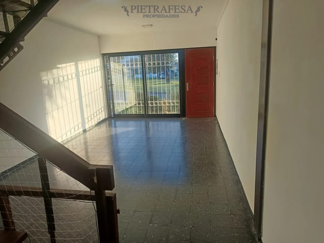 Casa en alquiler, 2 dormitorios, 2 baños, patio con parrillero, . Brazo Oriental. · Foto 3