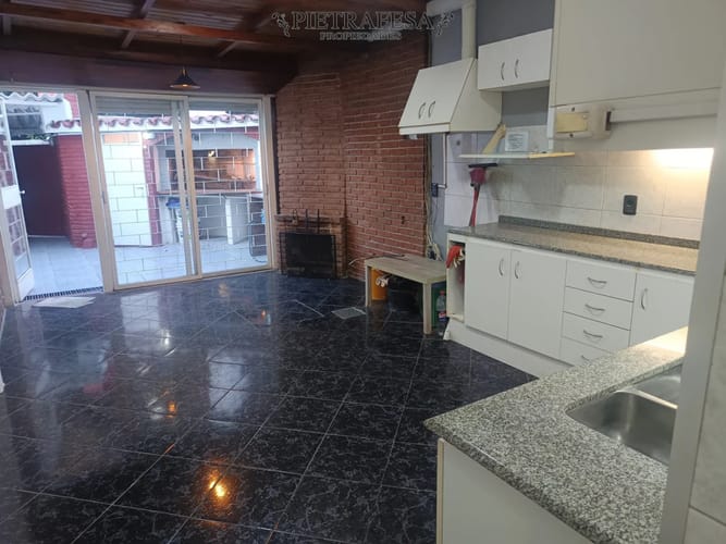 Casa en alquiler, 2 dormitorios, 2 baños, patio con parrillero, . Brazo Oriental. · Foto 6