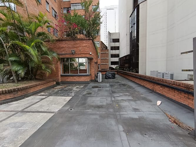 Local en arriendo en La Candelaria, Medellín, 1000 m² · foto 2 de 19
