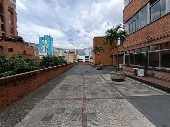 Local en arriendo en La Candelaria, Medellín, 1000 m² · foto 3 de 19
