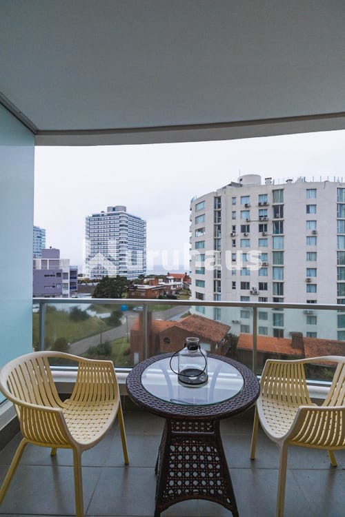 ALQUILER APARTAMENTO DOS DORMITORIOS PUNTA DEL ESTE EDIFICIO WIND TOWER · Foto 2