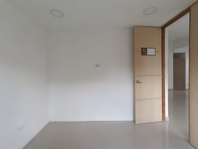 Oficina en arriendo en Laureles, Medellín, 12 m² · foto 2 de 8