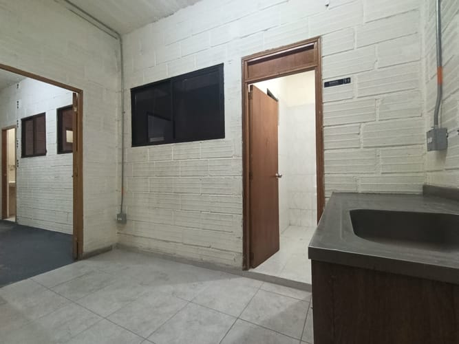 Bodega en arriendo en Trinidad, Medellín, 110 m² · foto 11 de 13