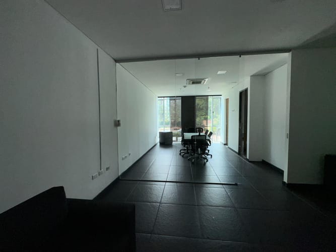 Oficina en arriendo en El Poblado, Medellín, 51 m² · foto 2 de 10