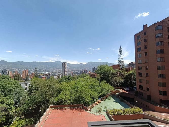 Apartamento de 3 alcobas en arriendo en El Poblado, Medellín, 147 m² · foto 2 de 18