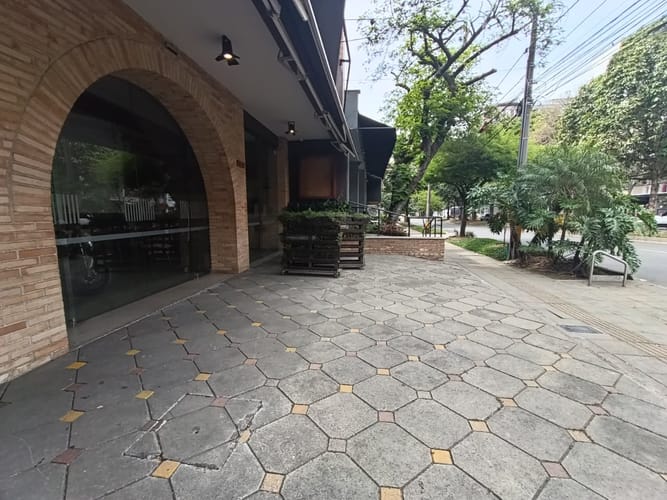 Local en arriendo en Laureles, Medellín, 1300 m² · foto 2 de 20