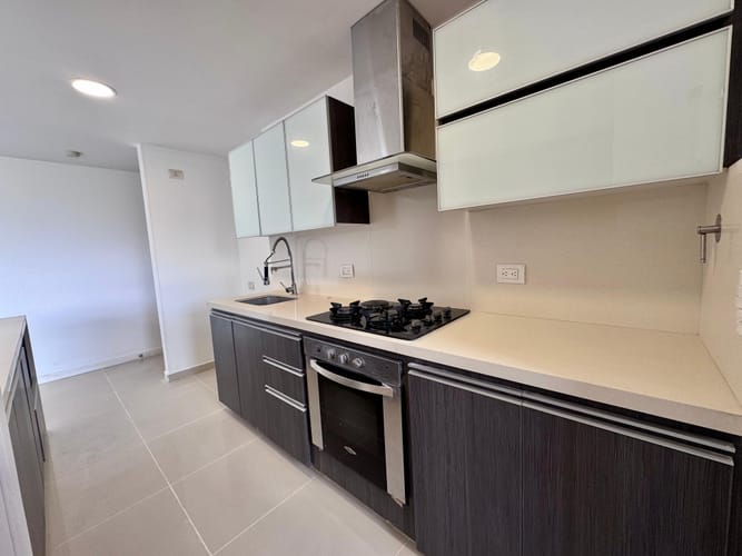 Apartamento de 3 alcobas en arriendo en Loma Del Esmeraldal, Envigado, 86 m² · foto 4 de 17