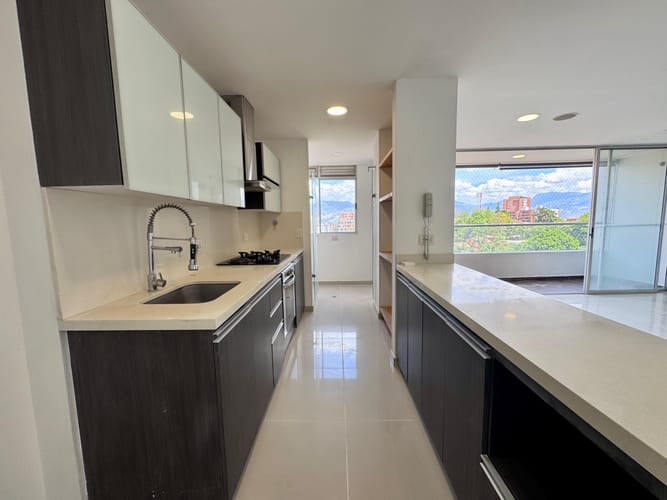 Apartamento de 3 alcobas en arriendo en Loma Del Esmeraldal, Envigado, 86 m² · foto 5 de 17