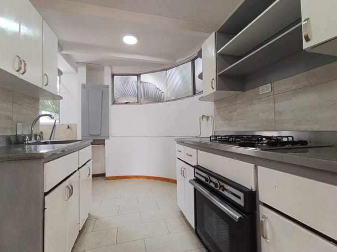Apartamento de 2 alcobas en arriendo en El Poblado, Medellín, 83 m² · foto 10 de 14