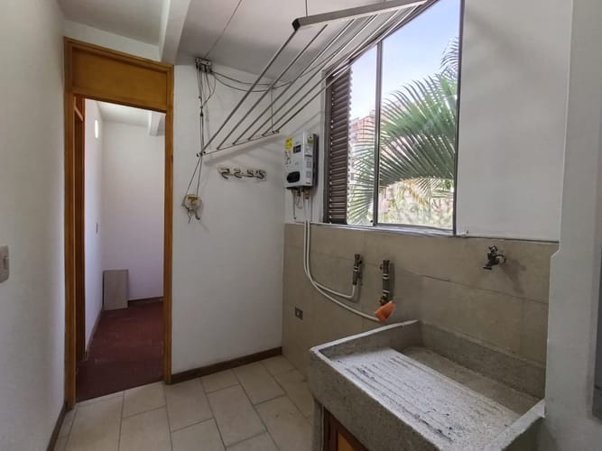 Apartamento de 2 alcobas en arriendo en El Poblado, Medellín, 83 m² · foto 12 de 14