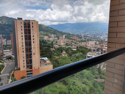 Apartamento de 3 alcobas en arriendo en Loma Del Escobero, Envigado, 103 m² · foto 4 de 17