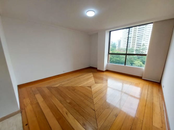 Apartamento de 3 alcobas en arriendo en El Poblado, Medellín, 220 m² · foto 4 de 20