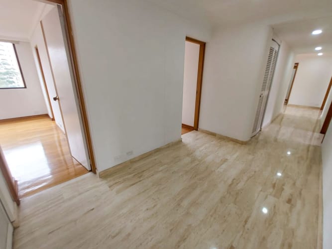 Apartamento de 3 alcobas en arriendo en El Poblado, Medellín, 220 m² · foto 6 de 20