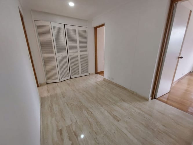 Apartamento de 3 alcobas en arriendo en El Poblado, Medellín, 220 m² · foto 13 de 20