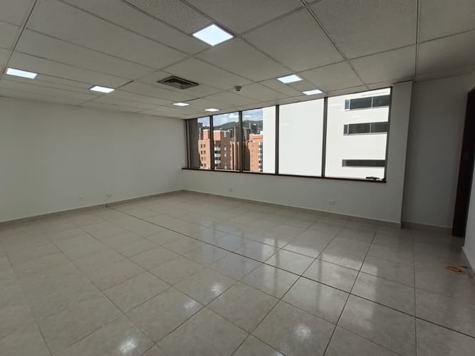 Oficina en arriendo en Las Lomas, Medellín, 37 m² · foto 2 de 9