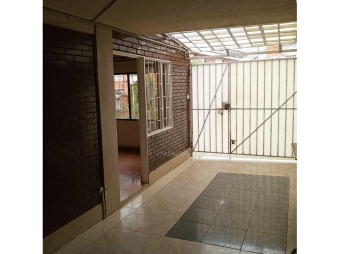 Casa de 7 alcobas en venta en Centro Comercial Centro Suba, Bogotá, 168 m² · foto 2 de 8