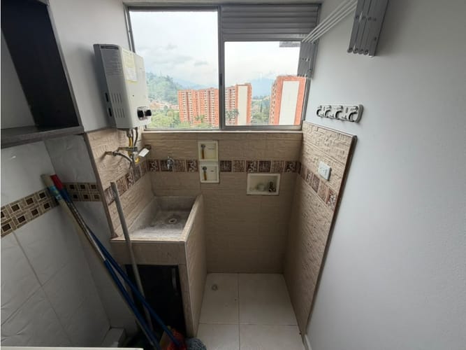 Apartamento de 3 alcobas en arriendo en Loma De Los Bernal, Medellín, 70 m² · foto 18 de 19