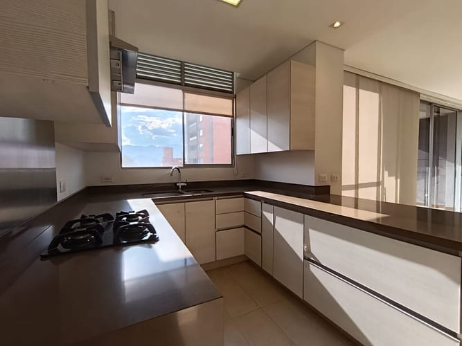 Apartamento de 3 alcobas en arriendo en Las Lomas, Medellín, 170 m² · foto 17 de 20