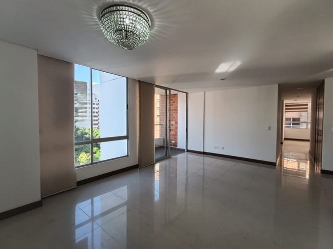Apartamento de 3 alcobas en arriendo en El Poblado, Medellín, 140 m² · foto 2 de 18