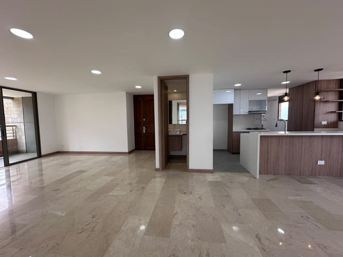 Apartamento de 3 alcobas en venta en El Poblado, Medellín, 160 m² · foto 2 de 18