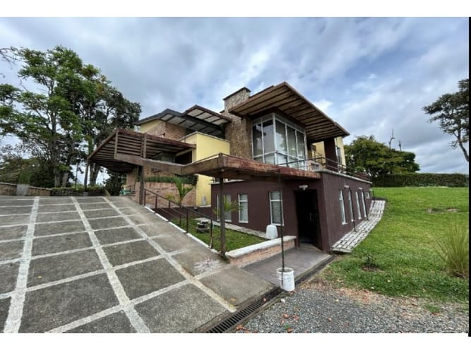 Casa de 7 alcobas en venta en Tribunas Corcega, Pereira, 553 m² · foto 2 de 24