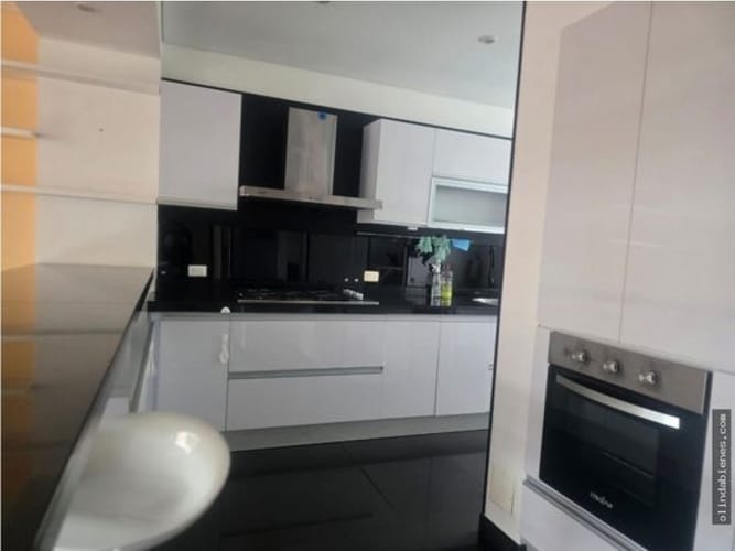 Apartamento de 2 alcobas en arriendo en Santa Barbara Central, Bogotá, 138 m² · foto 2 de 16