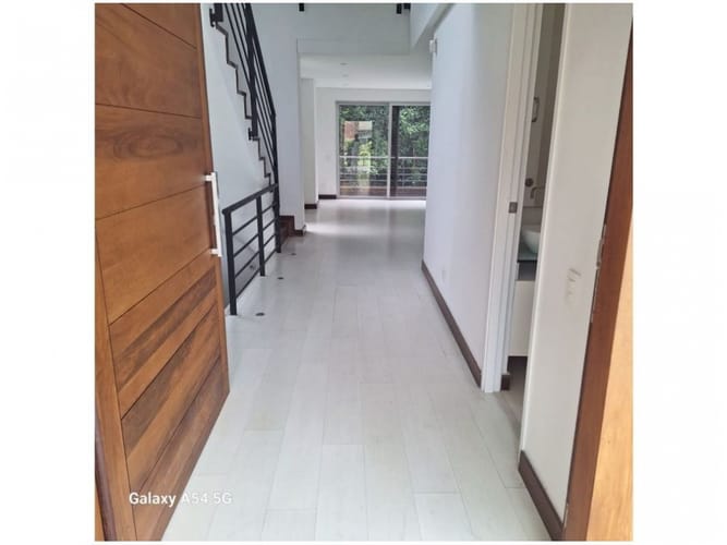 Casa de 3 alcobas en venta en Montessori, Envigado, 265 m² · foto 2 de 18