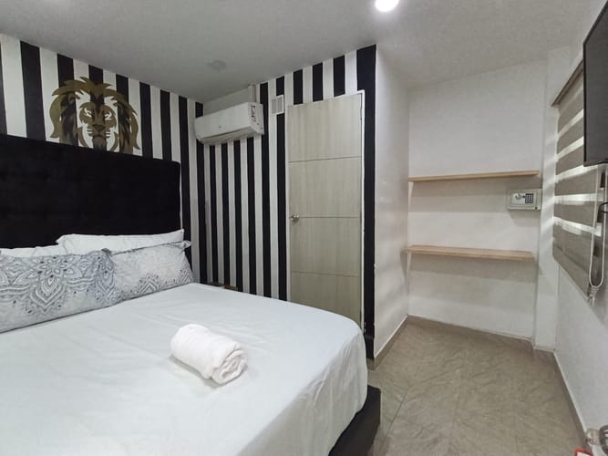 Casa de 11 alcobas en arriendo en El Poblado, Medellín, 500 m² · foto 3 de 19