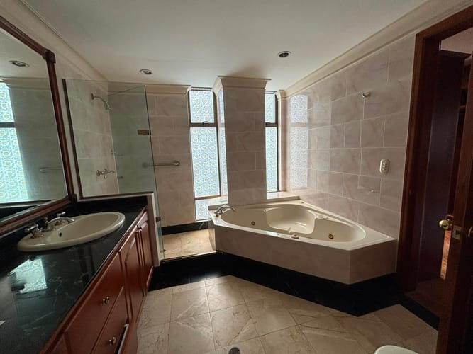 Apartamento de 3 alcobas en arriendo en El Poblado, Medellín, 208 m² · foto 12 de 20